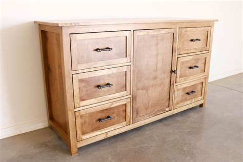 Smooth running drawers with pull-out stop. . Free dresser
